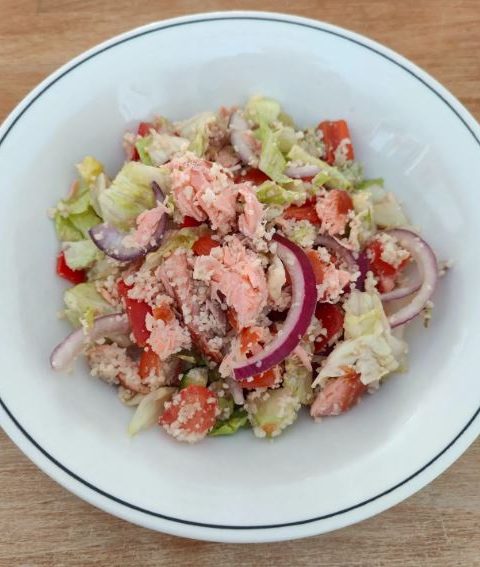 ruokaisa ja terveellinen savulohi-couscous salaatti